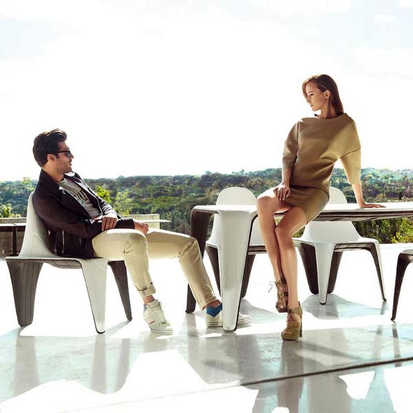 Image of man and woman sat at Vondom F3 futuristic outdoor furniture