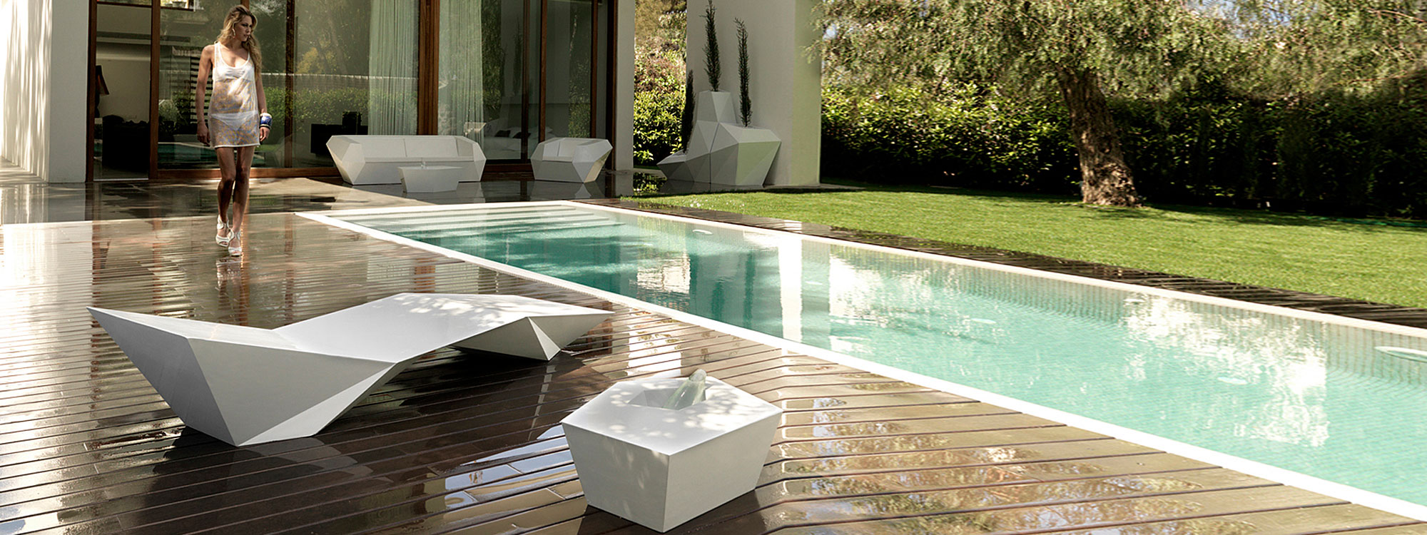 Image of Vondom Faz modern white sun lounger on poolside