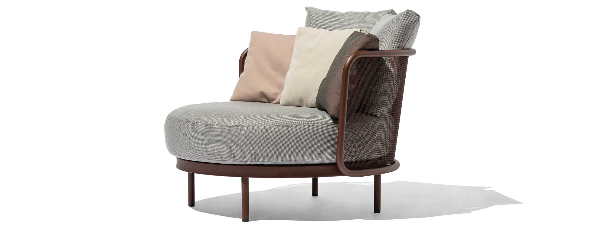 Studio image of Todus Baza garden lounge chair with rust brown colored frame and light grey cushions by Studio Segers
