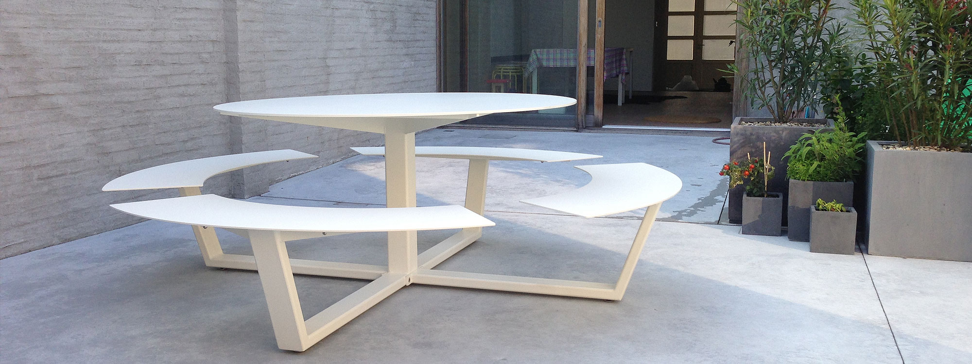 Image from side showing La Grande Ronde picnic table's modern design by Wim Segers for Cassecroute