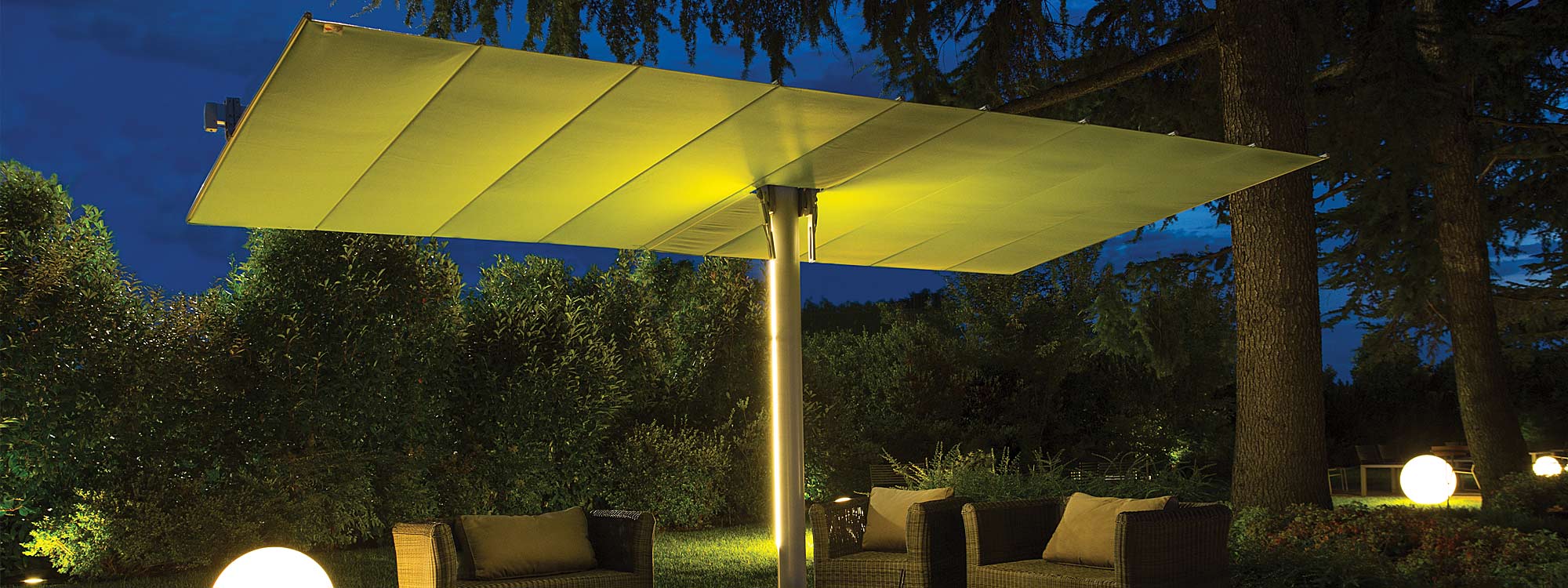 Nighttime shot featuring LED lighting option on Flexy Twin retractable sun shade