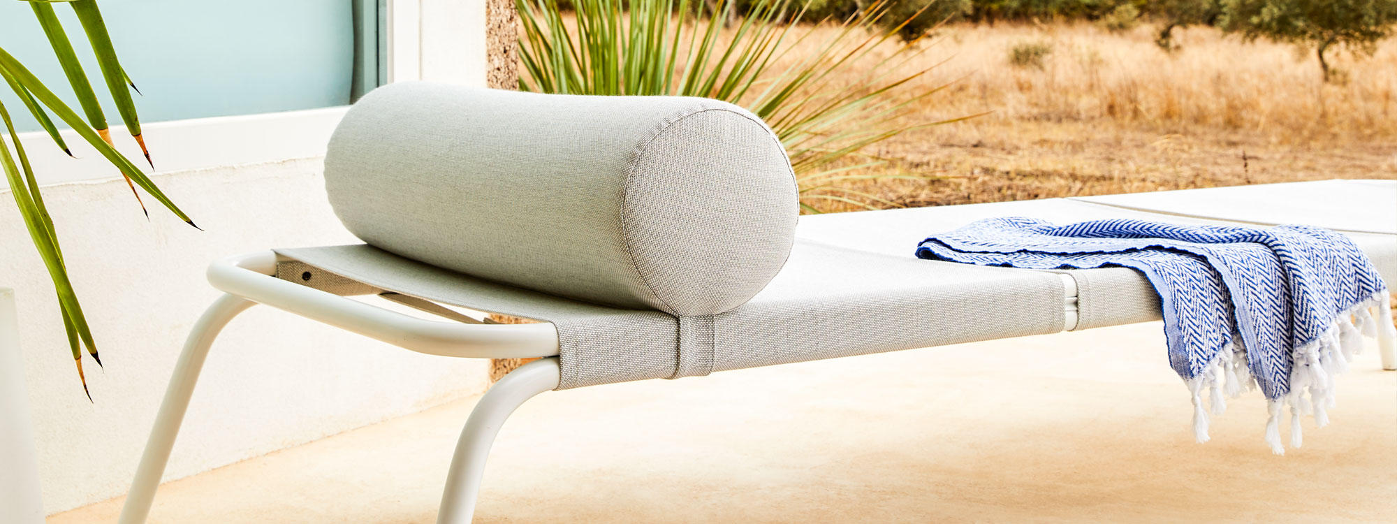 Genua lounger with Light-Grey frame & Batyline with scorched summer grasses in the background