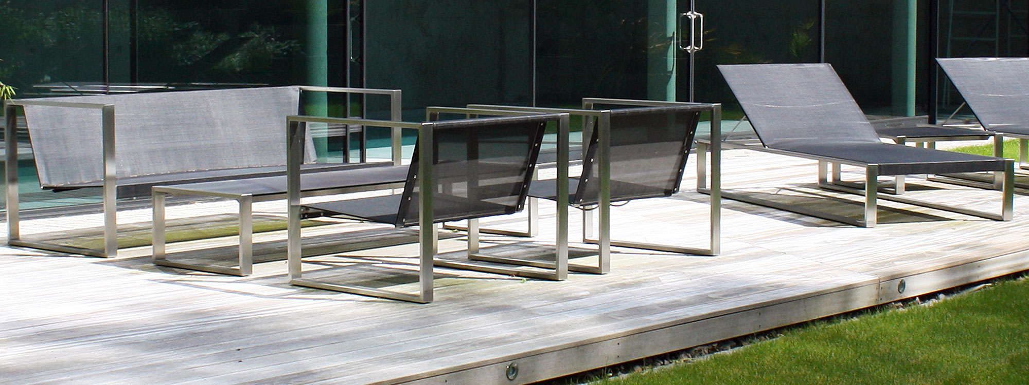 Image of FueraDentro Cima Lounge minimalist garden sofa and lounge chairs, which also look beautiful without cushions