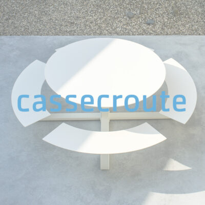 Image of Cassecroute logo overlaid over La Grande Ronde picnic table