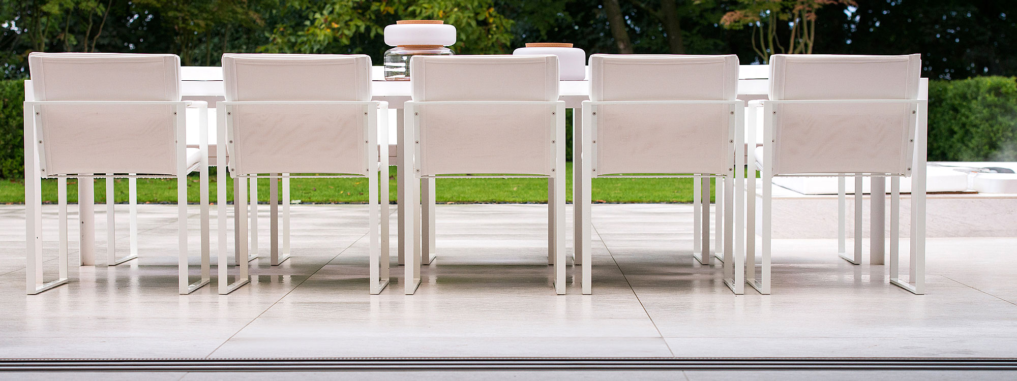 Image of Nimio minimalist white garden table and Butaque architectural chairs by FueraDentro