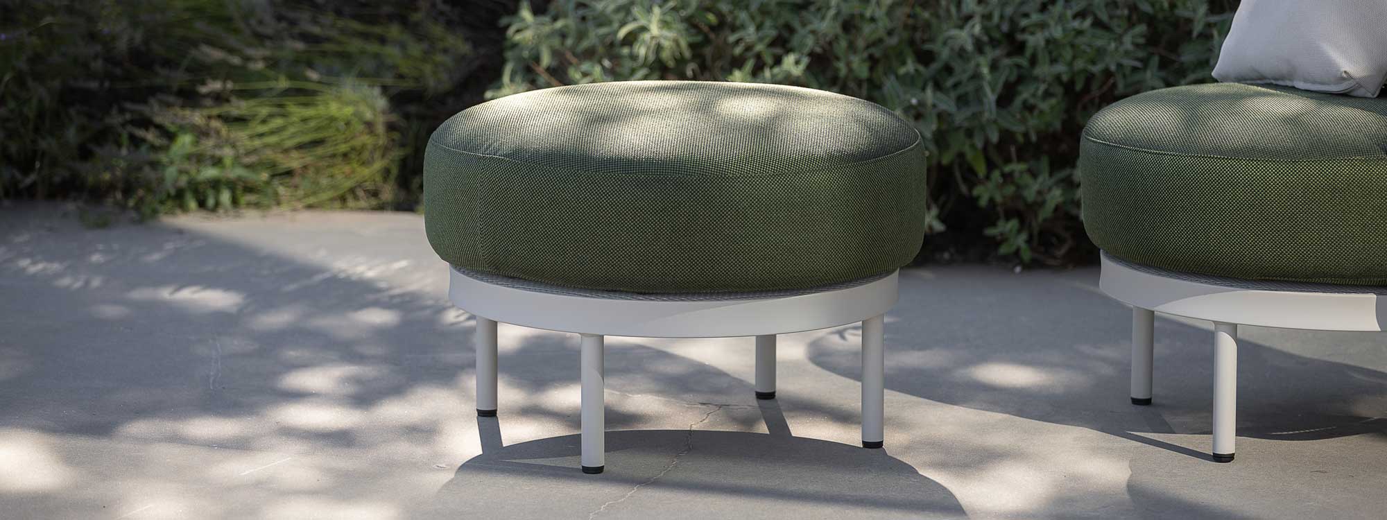 Image of Todus Baza circular garden pouf with white frame and legs and green cushion