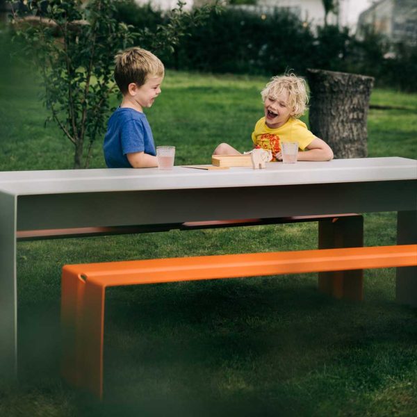 The Bended modern picnic set has a minimalist garden table & outdoor bench in luxury picnic furniture materials by Wünder exterior furniture.