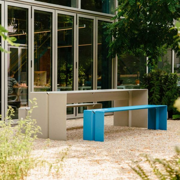The Bended modern picnic set has a minimalist garden table & outdoor bench in luxury picnic furniture materials by Wünder exterior furniture.