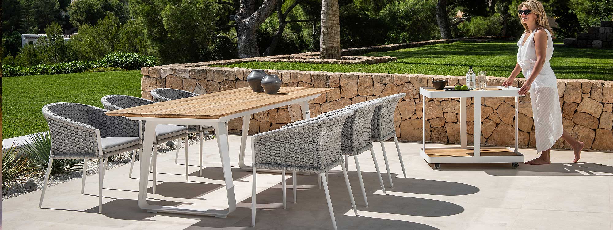 Image of sunny terrace with Fortuna Rope white-grey garden chairs and Elko white table with teak table top by Jati & Kebon