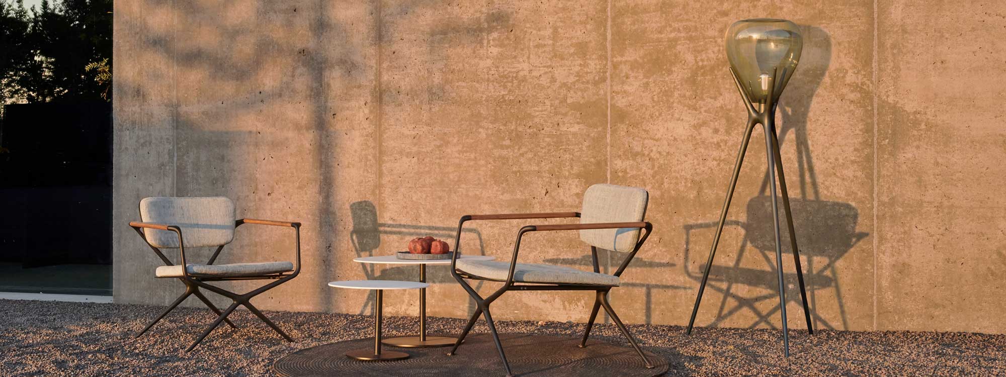 Image of Meduz Modern Outdoor Floor Lamp with Exes lounge chairs and Butler side tables