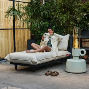 Image of person reading on Fatboy Paletti daybed