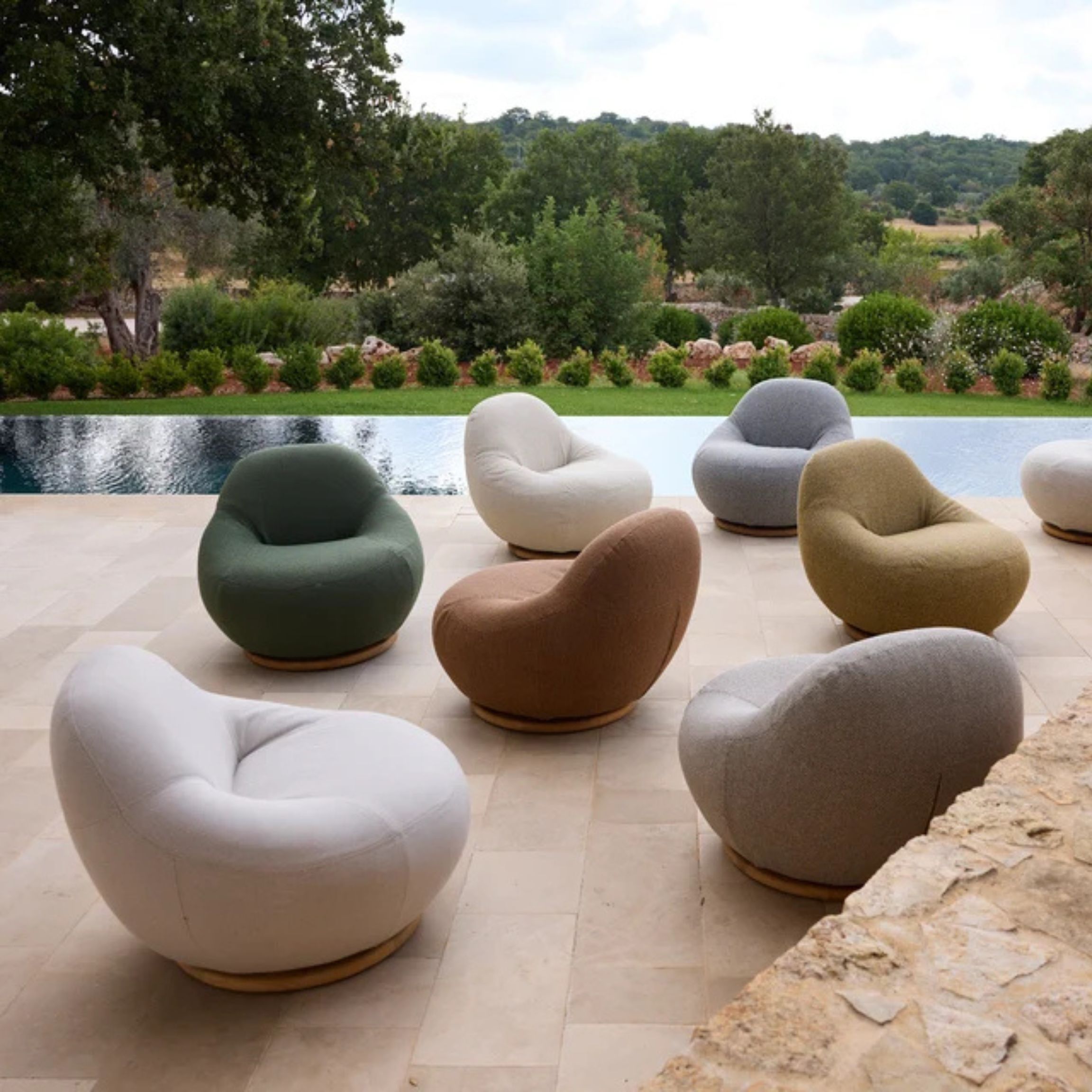 Image of several Cane-line Gem lounge chairs in different finishes on poolside